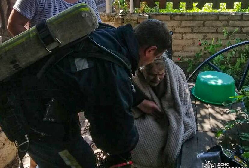 Пожежа у Вінниці: з палаючого будинку врятували літню жінку