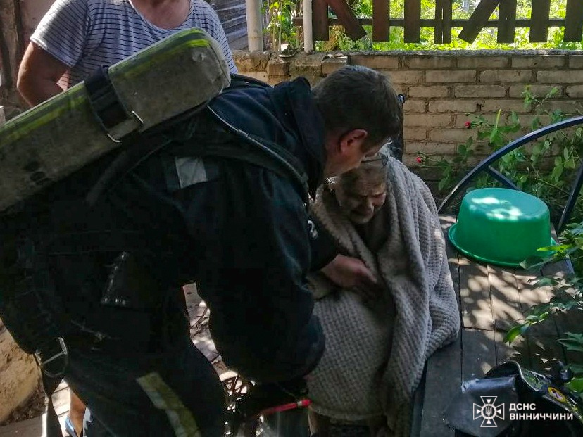 Пожежа у Вінниці: з палаючого будинку врятували літню жінку