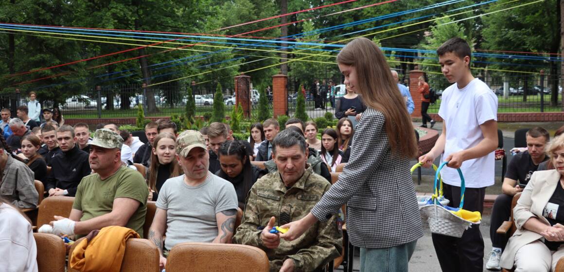 Студенти Вінницького технічного коледжу влаштували концерт для військових, які проходять реабілітацію