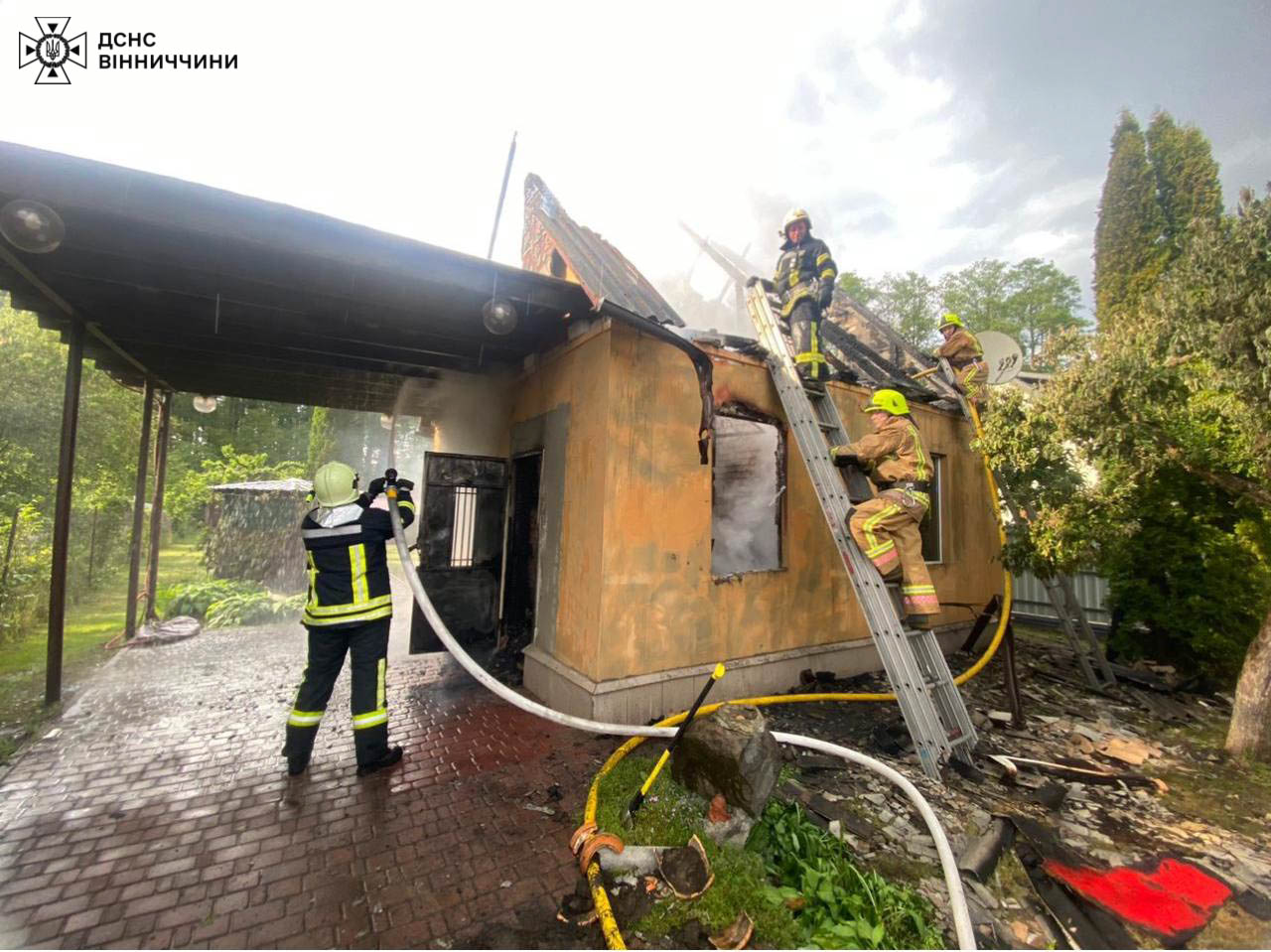 На Вінниччині через удар блискавки загорілася господарча будівля