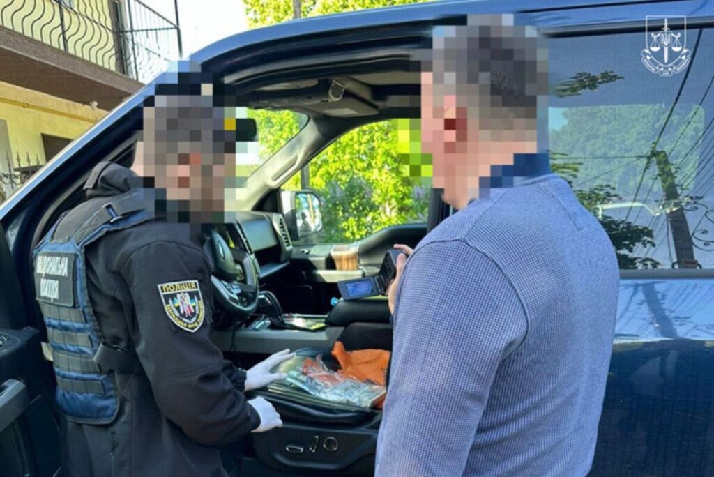 На Вінниччині службовець селищної ради вимагав хабар 30 тисяч доларів США
