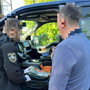 На Вінниччині службовець селищної ради вимагав хабар – 30 тисяч доларів США