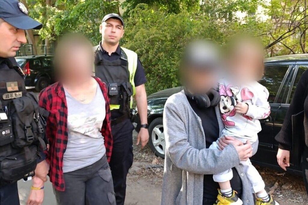 В Одесі жінка заради лайків усю ніч знущалася з дитини у прямому ефірі