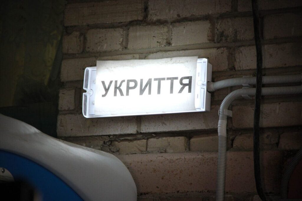 У Вінниці продовжують встановлювати двері в укриття з автоматичним відкриттям замків
