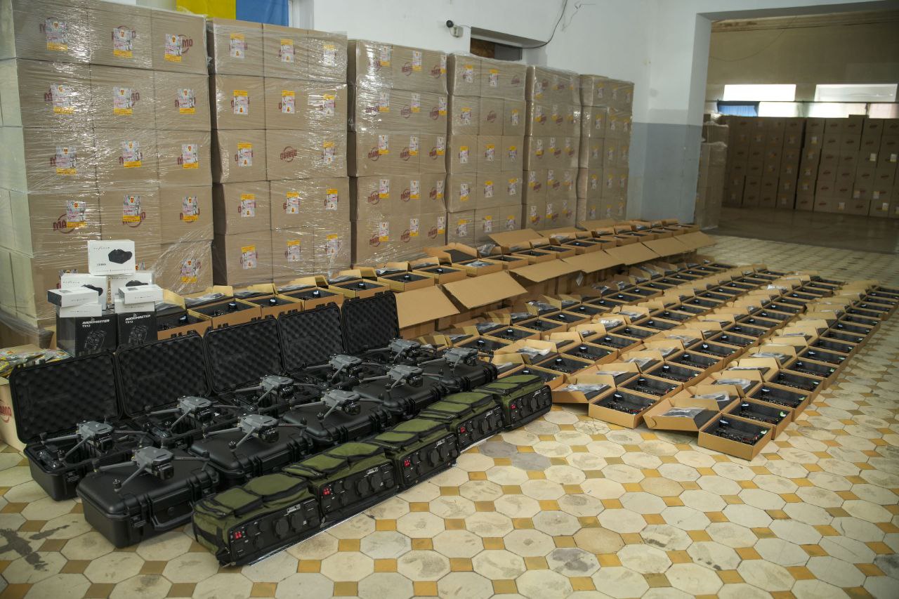 Вінниця передала військовим FPV-дрони, «мавіки», зарядні станції та сухі душі