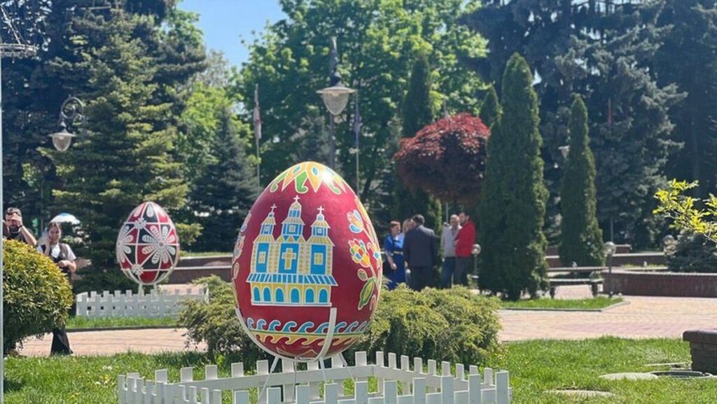 У Вінниці встановили півтораметрові писанки
