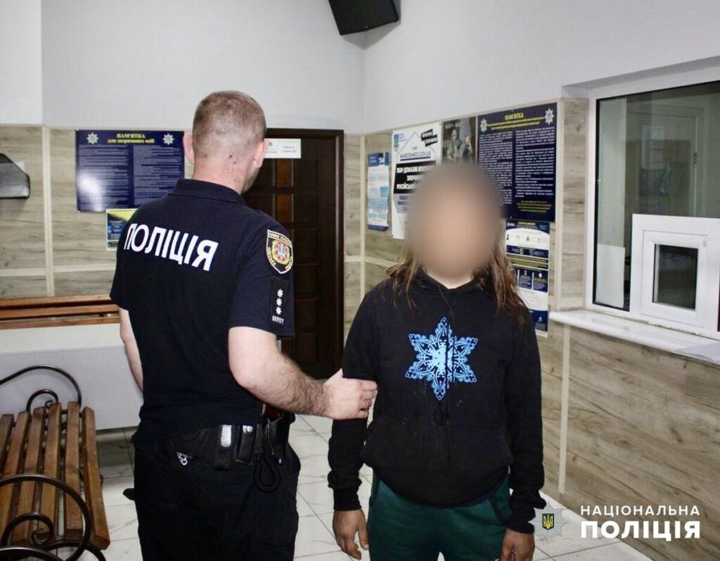 Поліція вже затримала: в Одесі жінка на площі підтерлась прапором України (відео)