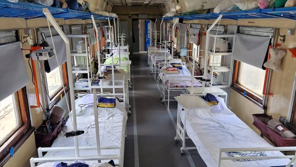 “Укрзалізниця” передала ЗСУ два модернізованих вагони для евакуації поранених