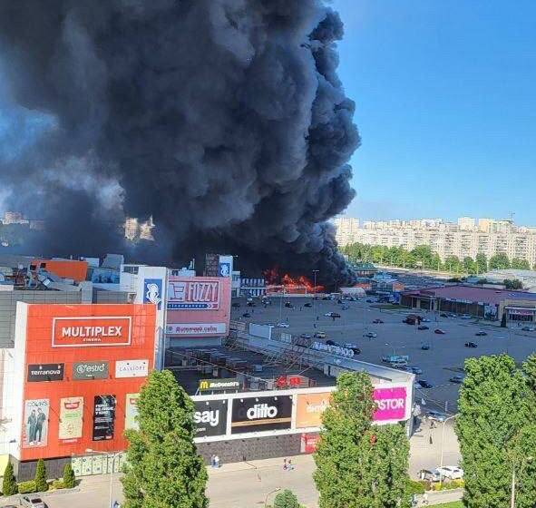 Окупанти атакували гіпермаркет у Харкові, двоє людей загинули, є поранені (оновлена інформація)