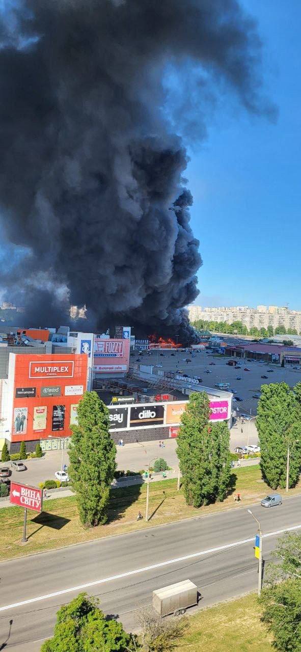 Окупанти атакували гіпермаркет у Харкові, двоє людей загинули, є поранені (оновлена інформація)
