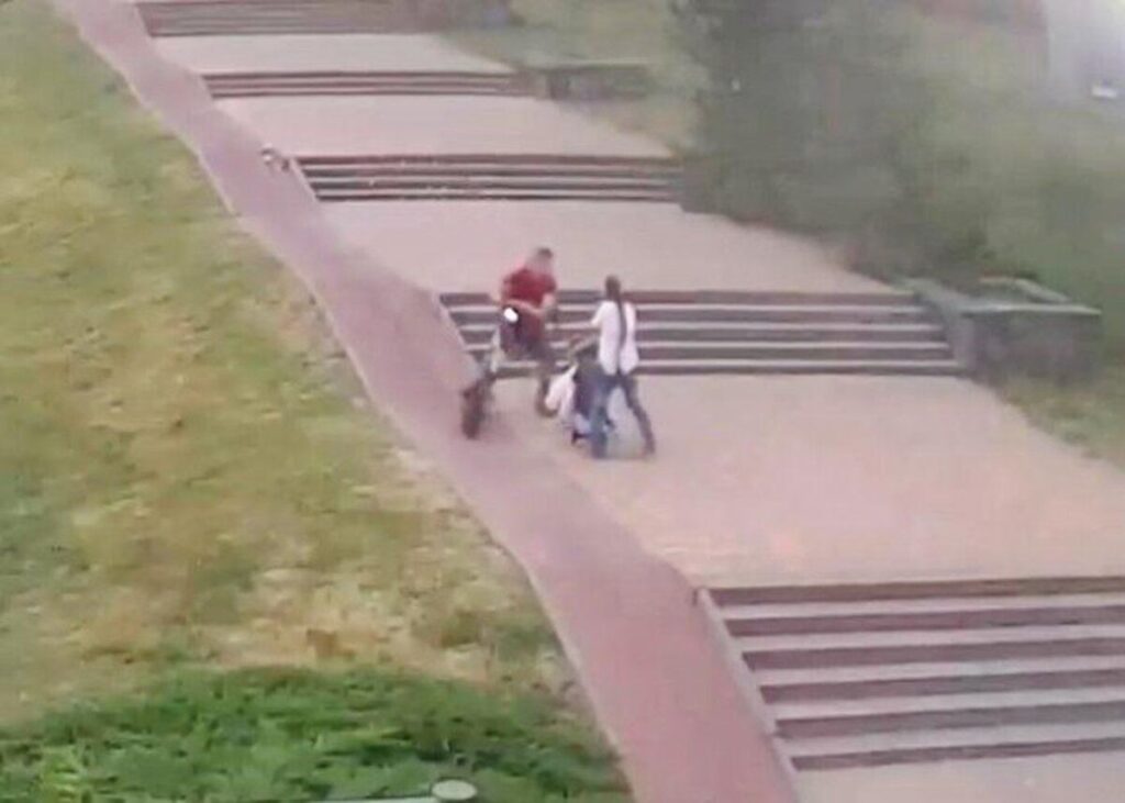 У Вінниці двоє молодиків на самокаті збили жінку з дитячим візочком