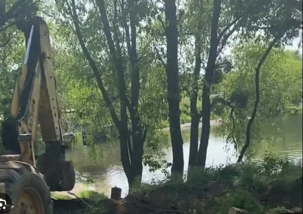 У Гайсинському районі розкопали берег річки Південний Буг