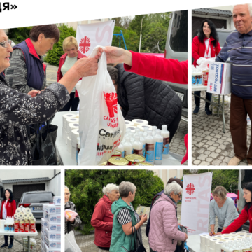 У Вінниці малозабезпеченим пенсіонерам роздали продуктові набори