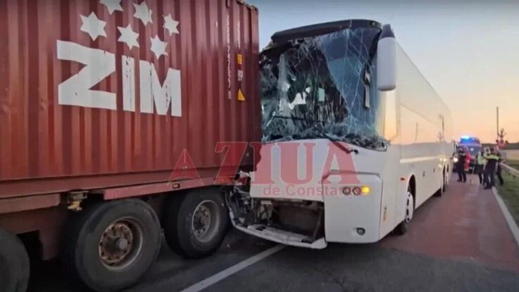 У Румунії автобус з українцями зіткнувся з вантажівкою: є постраждалі (Відео)