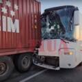 У Румунії автобус з українцями зіткнувся з вантажівкою: є постраждалі (Відео)