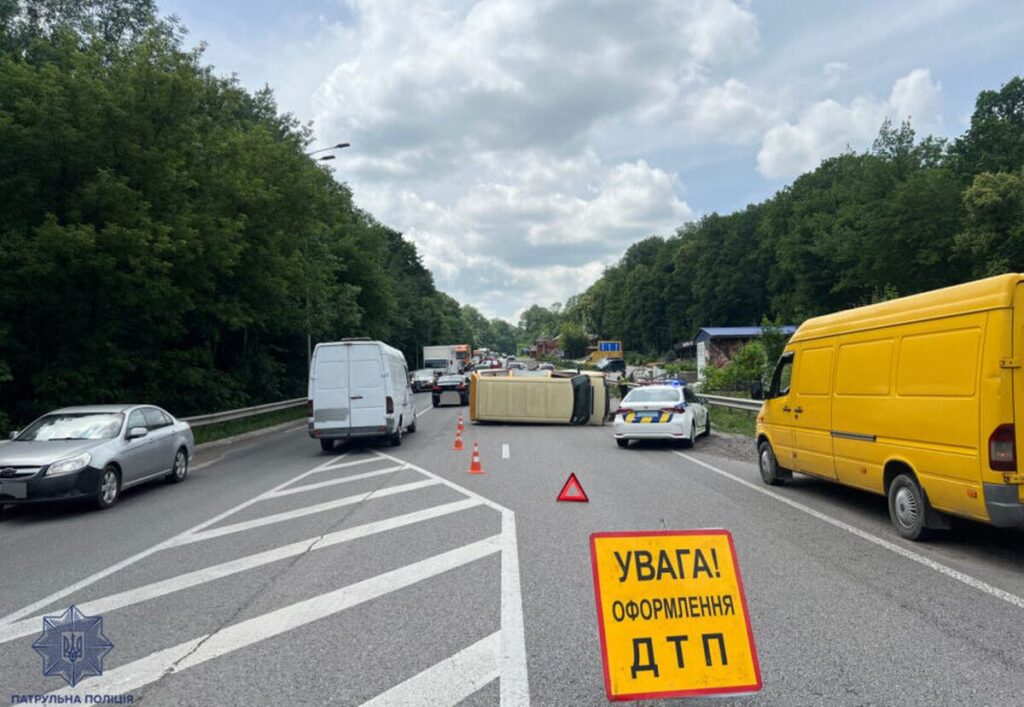 На Вінниччині перекинувся мікроавтобус: що відомо