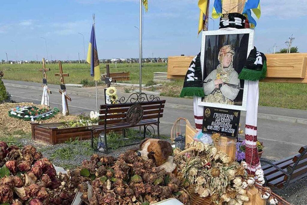 У Вінниці на могилу полеглого Назарія Гринцевича повернули іграшкового песика