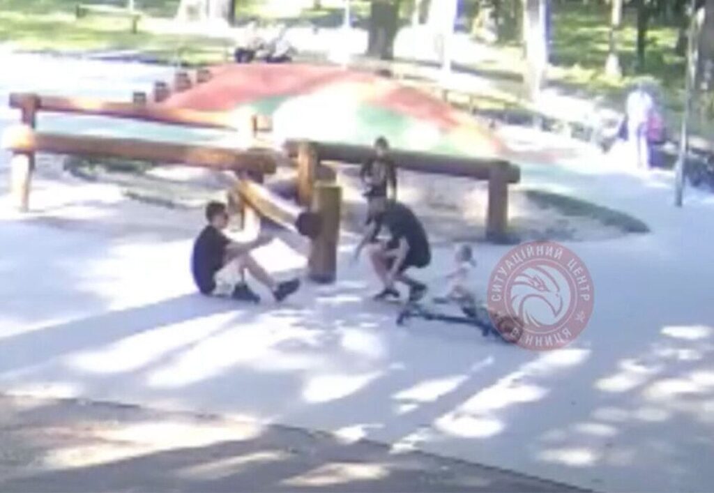 У Вінниці двоє підлітків на електросамокаті збили маленьку дівчинку