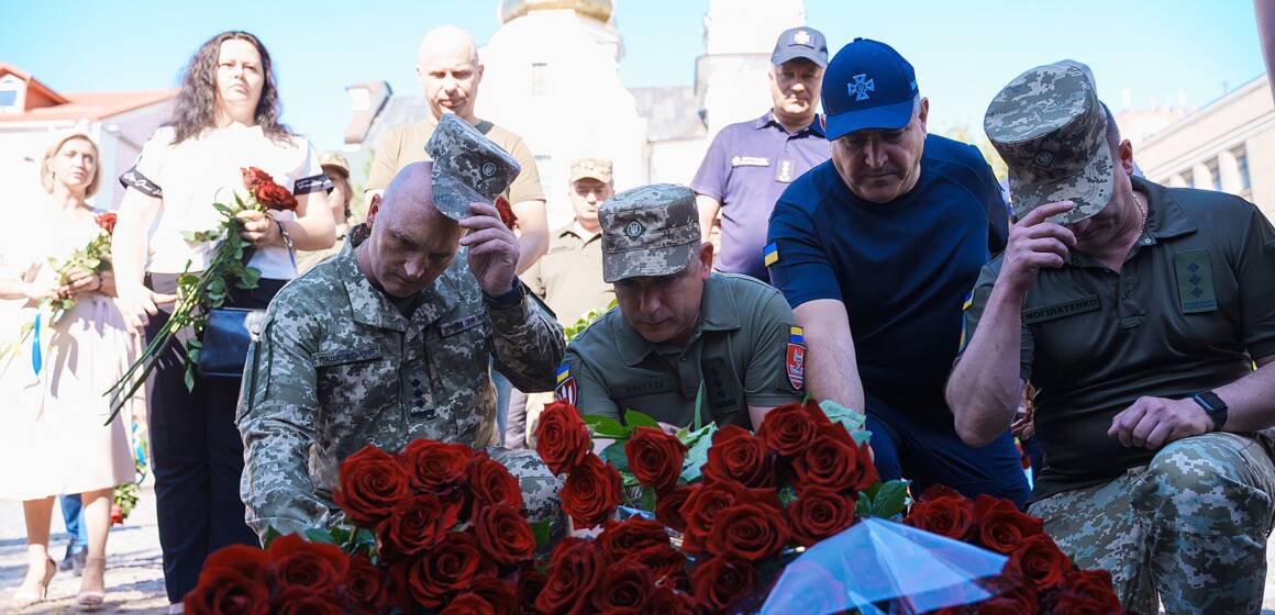 У Вінниці День конституції України відзначили покладанням квітів (Фото)