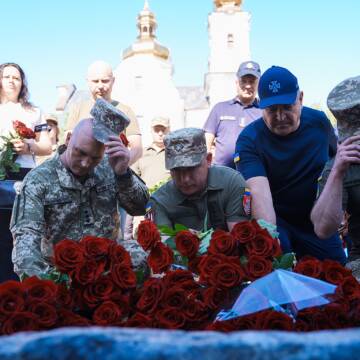 У Вінниці День конституції України відзначили покладанням квітів (Фото)