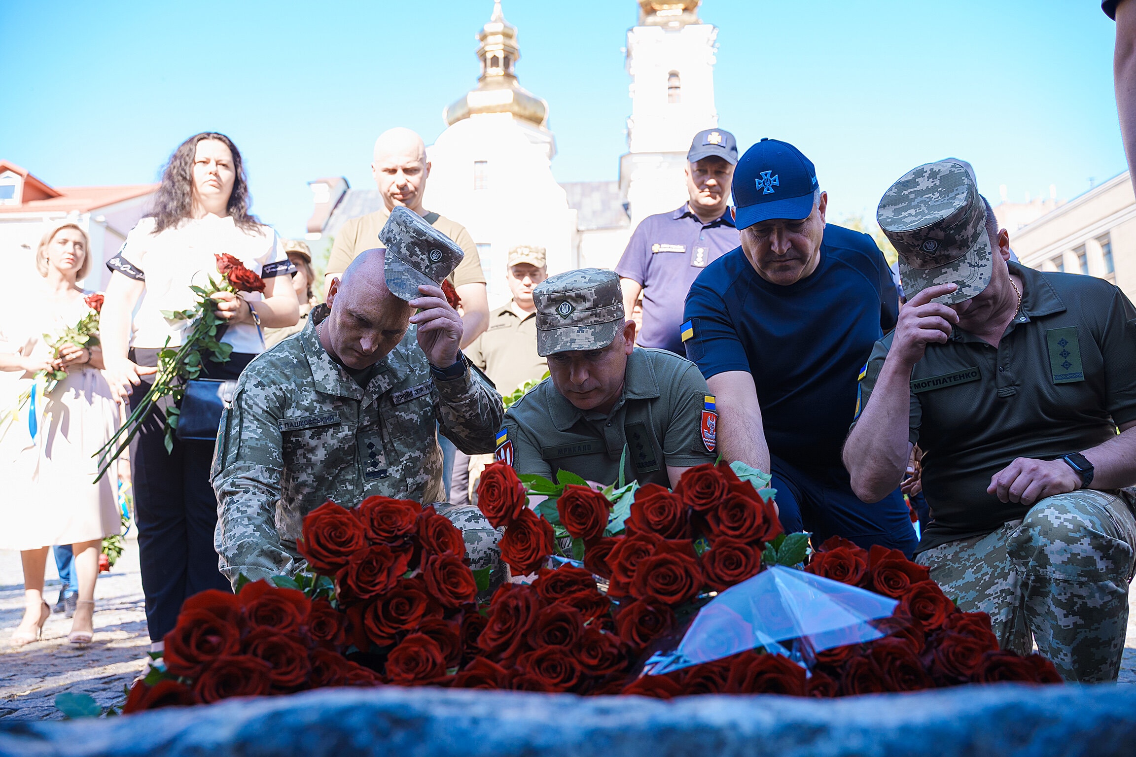 У Вінниці День конституції України відзначили покладанням квітів (Фото)