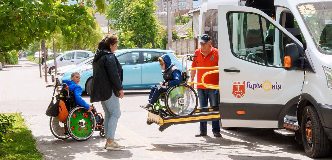 У Вінниці Служба перевезення людей на кріслах колісних надала понад 6,5 тисяч послуг за пів року