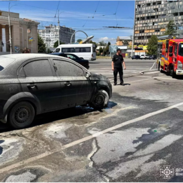 У Вінниці біля Будинку офіцерів спалахнув автомобіль