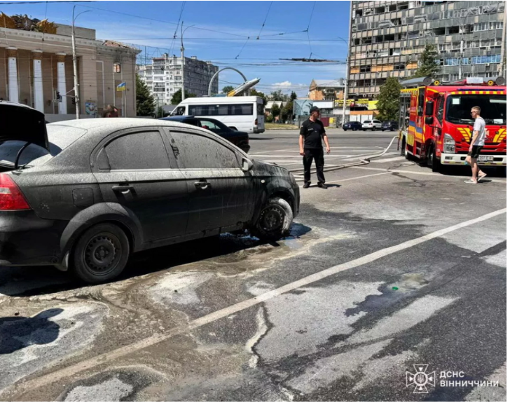 У Вінниці біля Будинку офіцерів спалахнув автомобіль