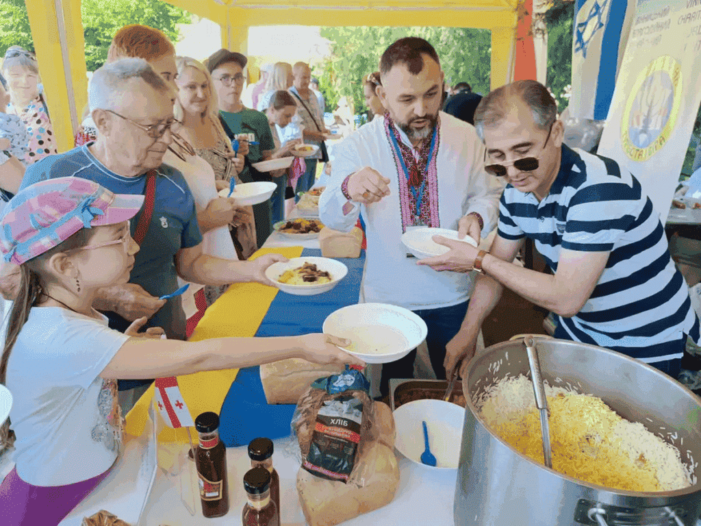 Фестиваль польової кухні: вінничани сьогодні зібрали для ЗСУ сто тисяч грн