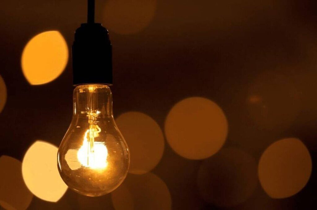 На Вінниччині упродовж дня діятимуть графіки погодинних відключень світла