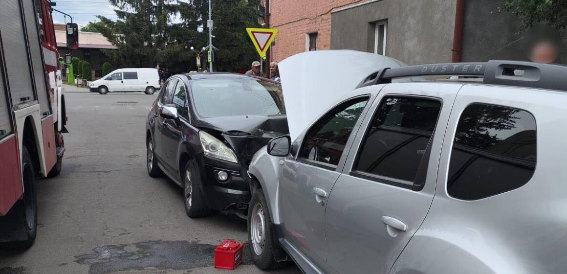 На Вінниччині поліцейські та рятувальники витягнули непритомного пенсіонера з палаючого автомобіля (Відео)