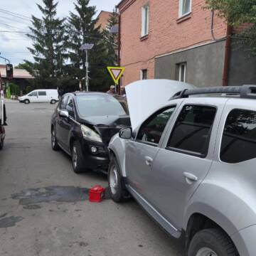 На Вінниччині поліцейські та рятувальники витягнули непритомного пенсіонера з палаючого автомобіля (Відео)