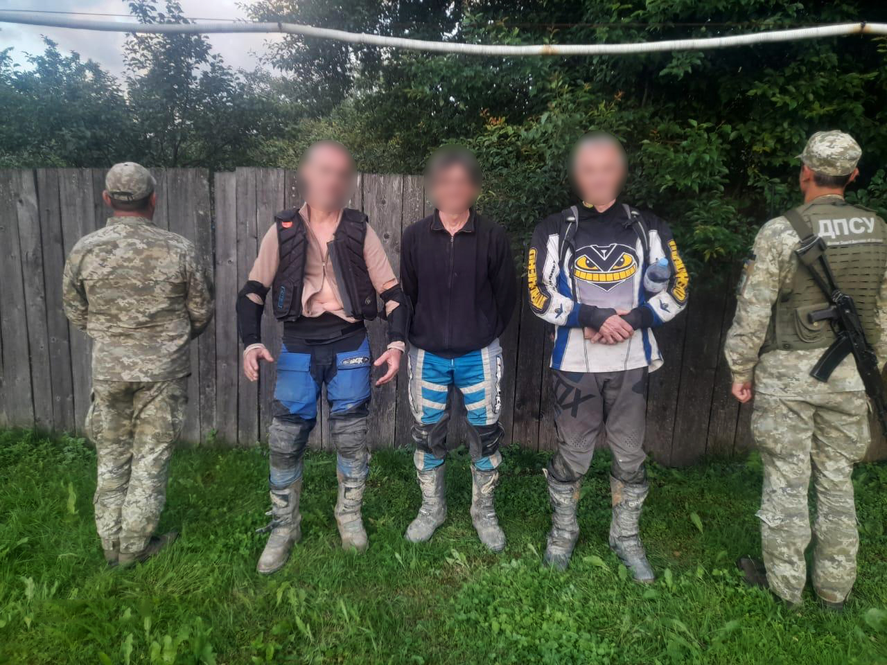 Іноземці на мотоциклах випадково перетнули український кордон: подробиці