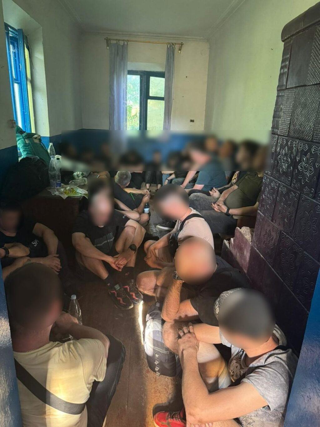 Дві дюжини чоловіків заплатили майже 300 000 євро за незаконну подорож