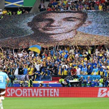 Під час матчу Україна-Бельгія вболівальники розгорнули банер із зображенням полеглого героя Назарія Гринцевича (відео)