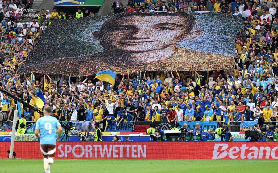 Під час матчу Україна-Бельгія вболівальники розгорнули банер із зображенням полеглого героя Назарія Гринцевича (відео)