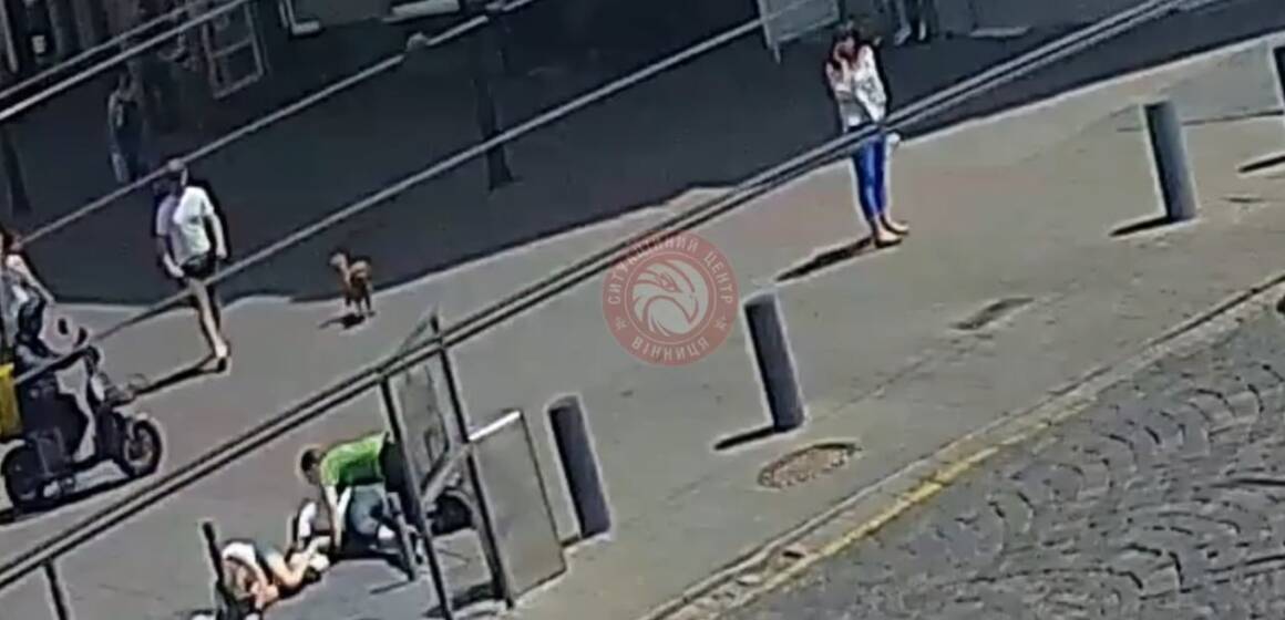 У центрі Вінниці двоє підлітків на електросамокаті збили жінку (Відео)