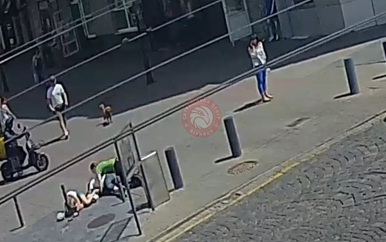 У центрі Вінниці двоє підлітків на електросамокаті збили жінку (Відео)