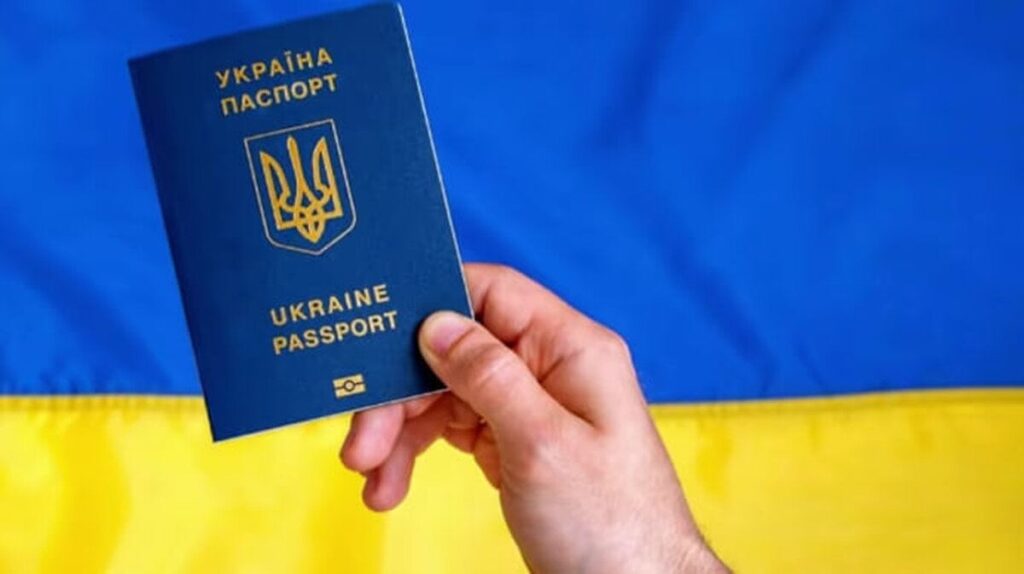 Як оформити за кордоном паспорт громадянина України після настання 18-річчя