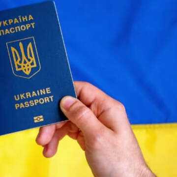 Як оформити за кордоном паспорт громадянина України після настання 18-річчя