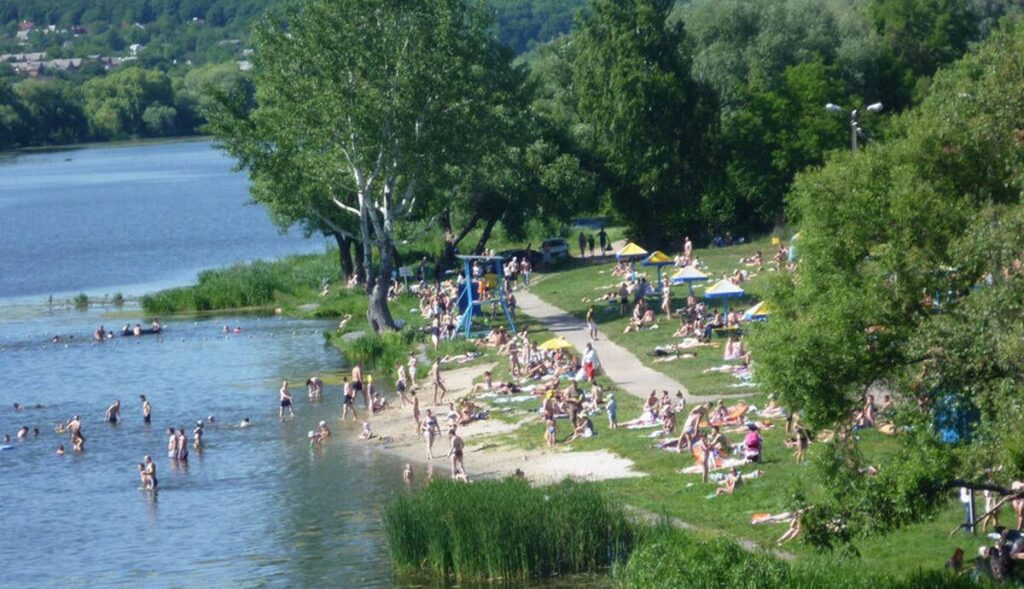 Жінка вкрала гроші у вінничанина, з яким відпочивала на пляжі