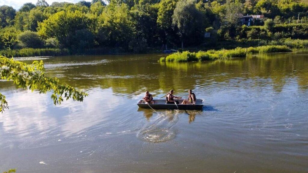 На Вінниччині рятувальники знайшли у річці тіло десятирічного хлопчика (Відео)