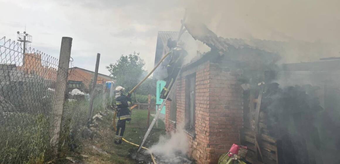 На Вінниччині рятувальники ліквідували  пожежу приватної господарчої споруди