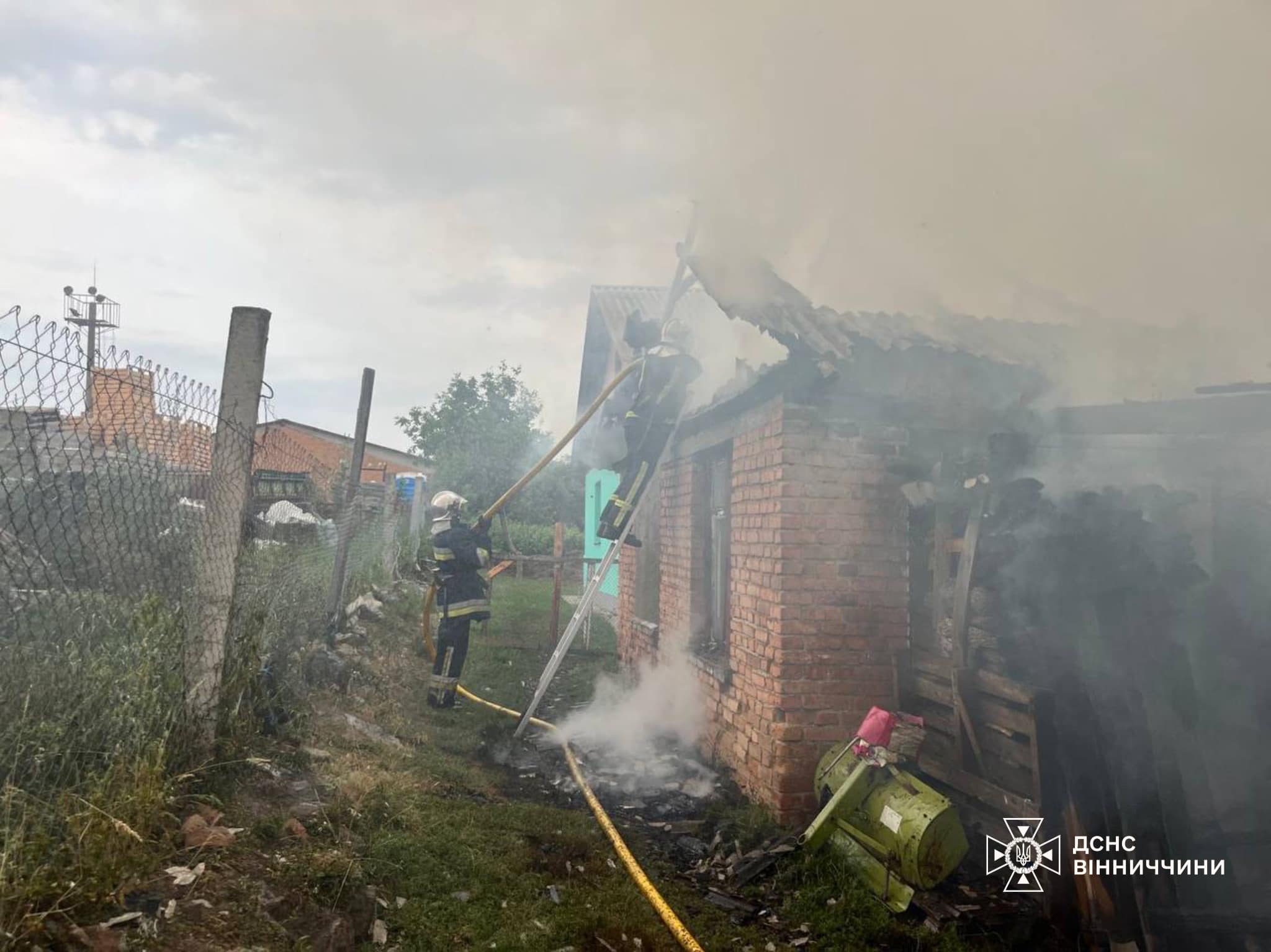 На Вінниччині рятувальники ліквідували  пожежу приватної господарчої споруди