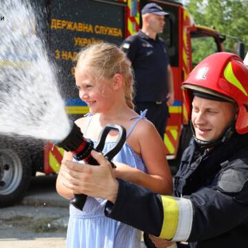 «Скажи «Ні» небезпеці на воді!»: поліцейські та рятувальники провели акцію для дітей (Відео)