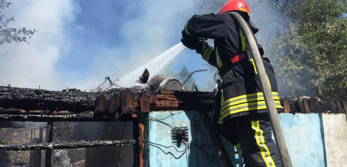 На Вінниччині чоловік, намагаючись ліквідувати пожежу, отримав опіки