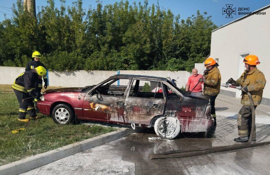 На Вінниччині загорілось авто: що відомо про постраждалих