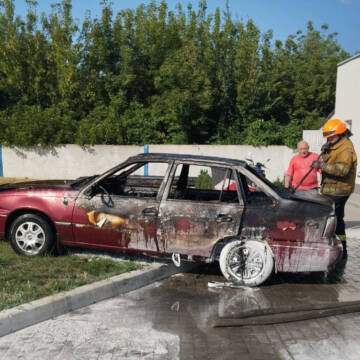 На Вінниччині загорілось авто: що відомо про постраждалих