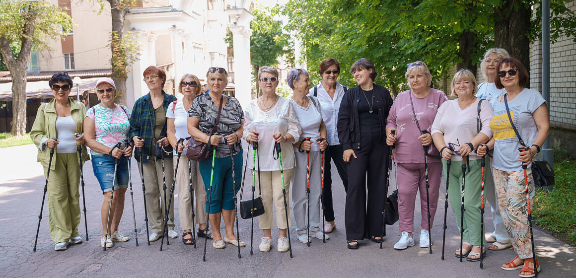 У Вінниці люди поважного віку опановують скандинавську ходу: подробиці