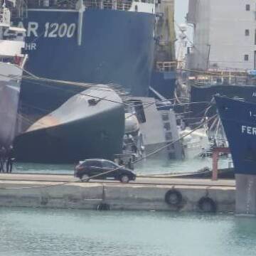 Фрегат ВМС Ірану затонув у порту приписки